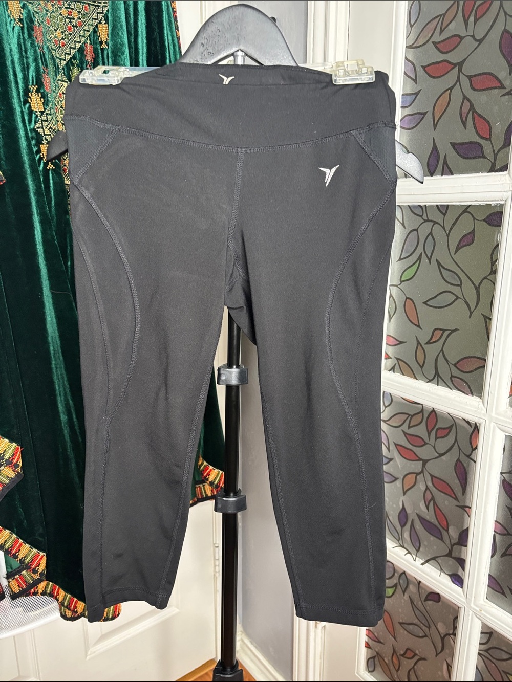 Old Navy Black Capri Workout Leggings